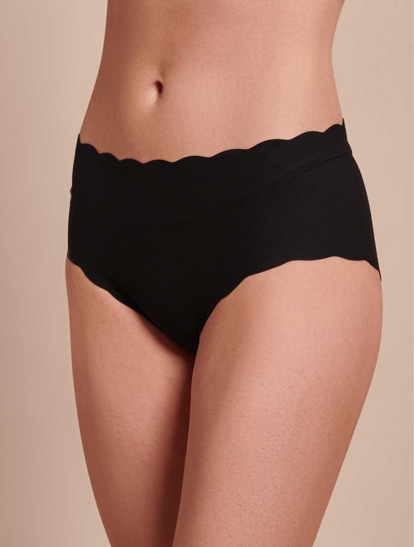 Scalloped Shorty - Black