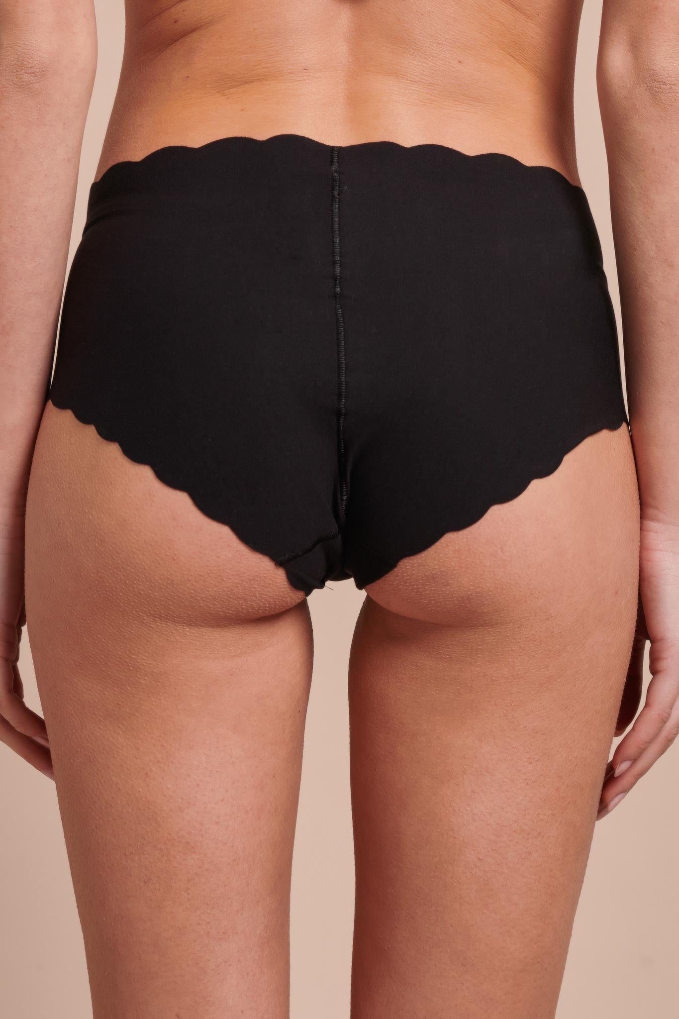 Scalloped Shorty - Black
